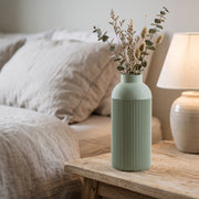 Nova - Verticaal Geribbelde Symmetrische Moderne Vaas — sfeer (salie)