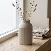 Paxon - Geribbelde Slanke Moderne Vaas — sfeer (creme)
