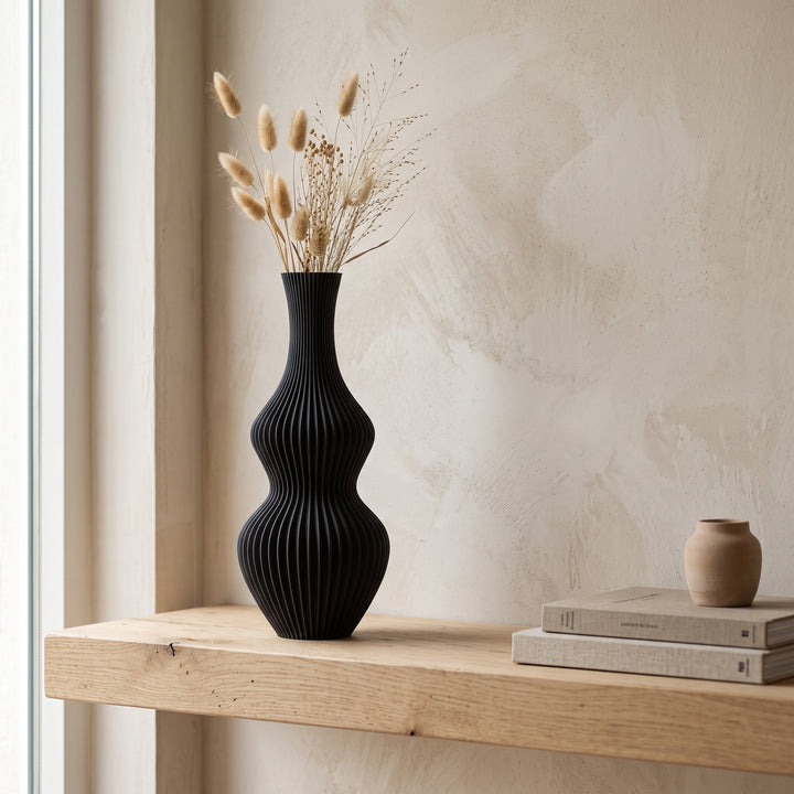 Oriel - Golvende Geribbelde Sculpturale Vaas — sfeer (zwart)