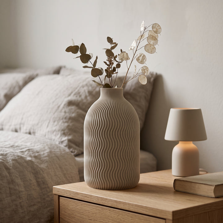 Solis - Golvende Ribbelige Sculpturale Vaas — sfeer (creme)