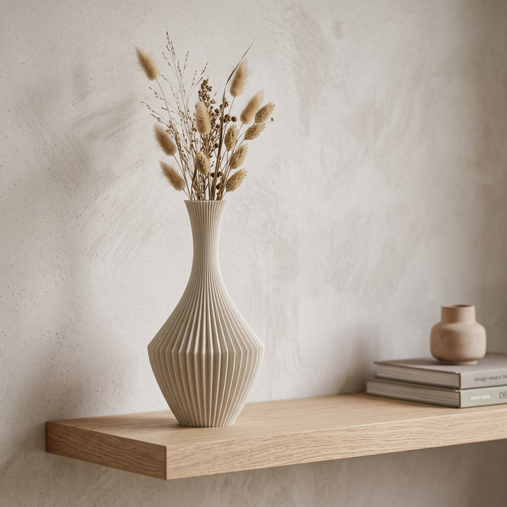 Nava - Gefacetteerde Symmetrische Sculpturale Vaas — sfeer (creme)