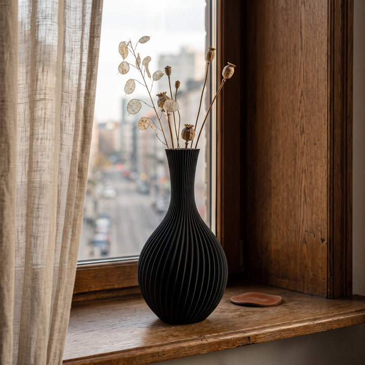 Iris - Spiraal Geribbelde Sculpturale Vaas — sfeer (zwart)