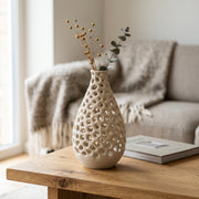 Liva - Geperforeerde Organische Sculpturale Vaas — sfeer (creme)