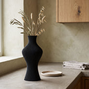 Flint - Gegroefde Sculpturale Moderne Vaas — sfeer (zwart)