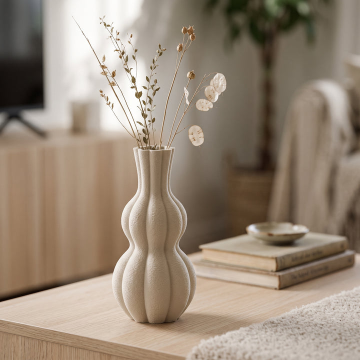 Ember - Geribbelde Organische Sculpturale Vaas — sfeer (creme-1543975_creme__20260928T161908Z)
