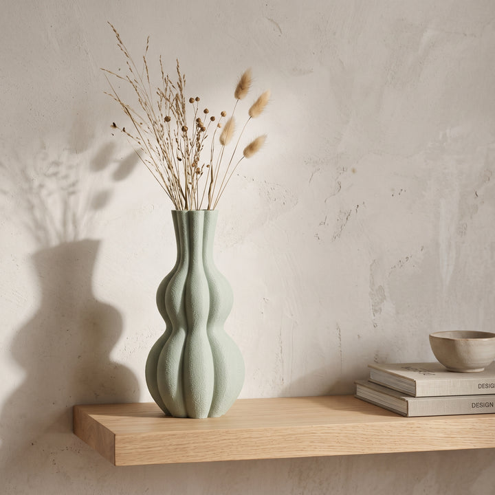 Ember - Geribbelde Organische Sculpturale Vaas — sfeer (salie-1543975_salie__20260928T161924Z)