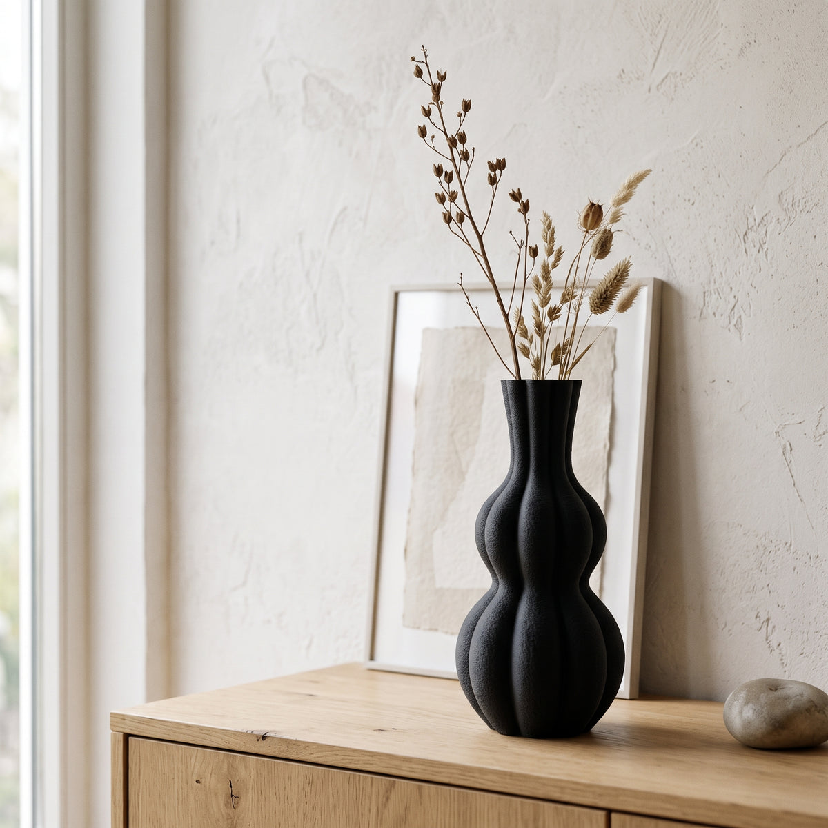 Ember - Geribbelde Organische Sculpturale Vaas — sfeer (zwart-1543975_zwart__20260928T161942Z)