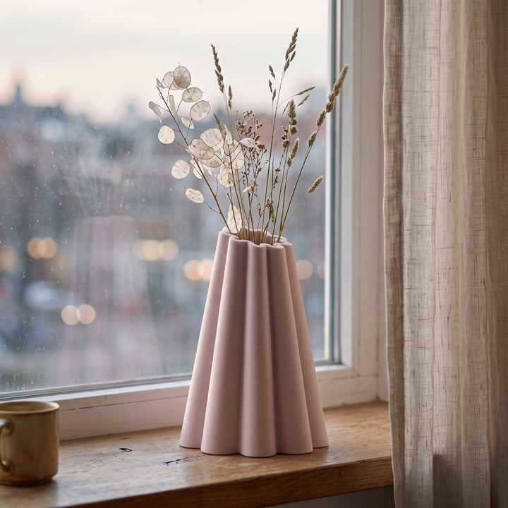 Renna - Geribbelde Conische Sculpturale Vaas — sfeer (bloesem)