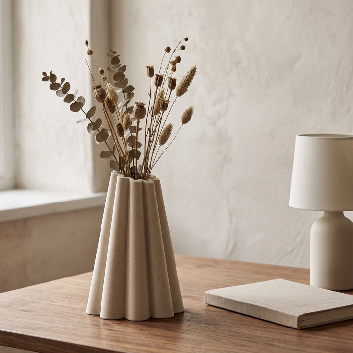 Renna - Geribbelde Conische Sculpturale Vaas — sfeer (creme)