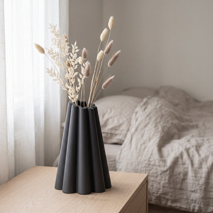 Renna - Geribbelde Conische Sculpturale Vaas — sfeer (zwart)